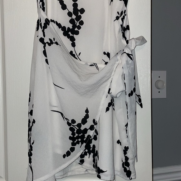 Never been worn white and black cross over dress - Picture 4 of 4